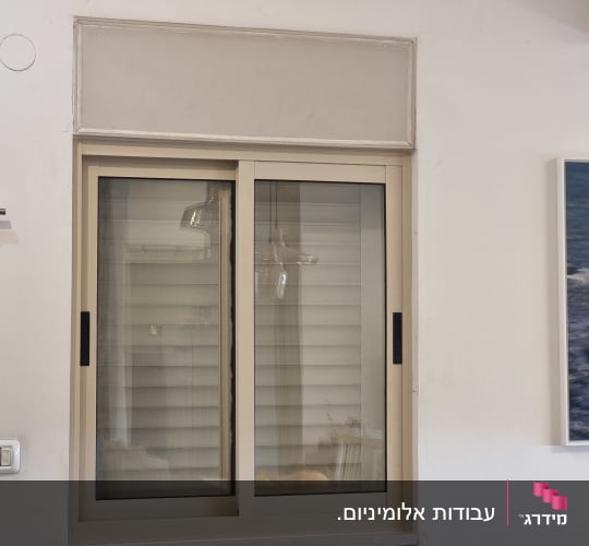 חלון אלומיניום עם תריסים במטבח